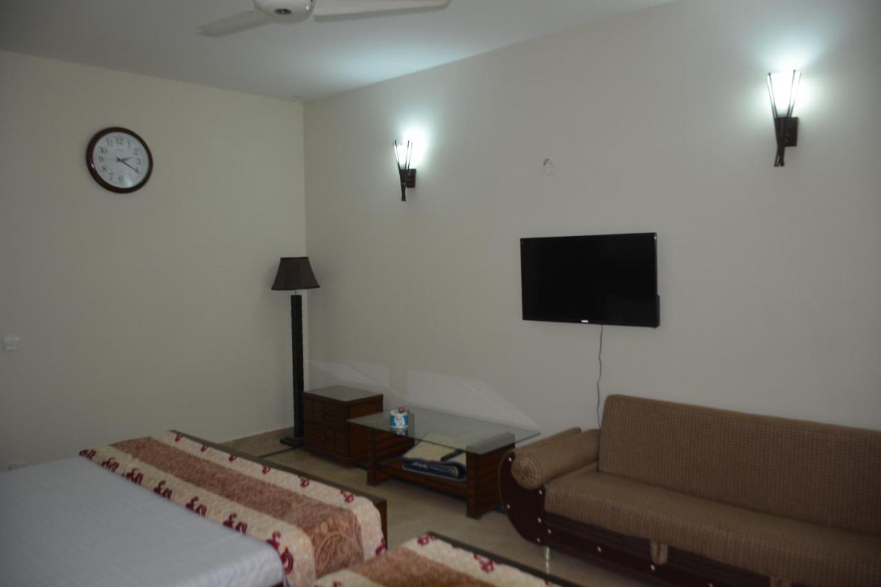 The Travelers Den Hotel Islamabad Bagian luar foto
