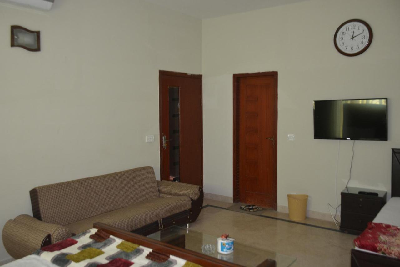 The Travelers Den Hotel Islamabad Bagian luar foto