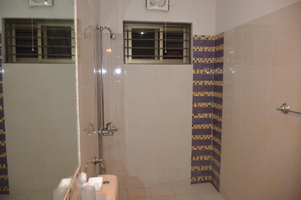 The Travelers Den Hotel Islamabad Bagian luar foto