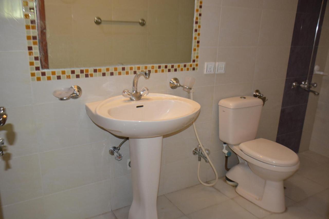 The Travelers Den Hotel Islamabad Bagian luar foto