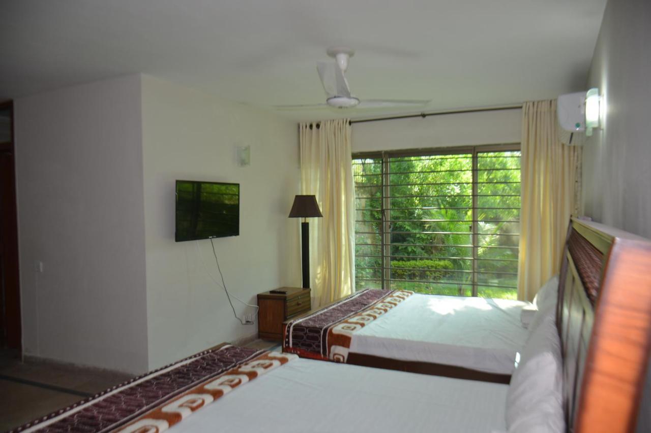 The Travelers Den Hotel Islamabad Bagian luar foto