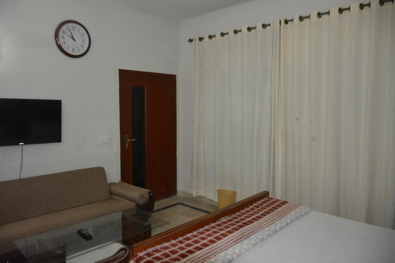 The Travelers Den Hotel Islamabad Bagian luar foto