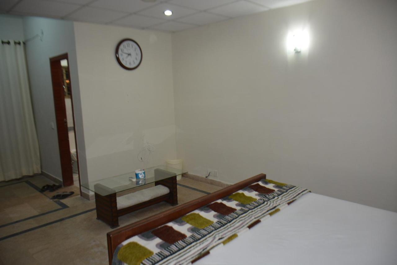 The Travelers Den Hotel Islamabad Bagian luar foto