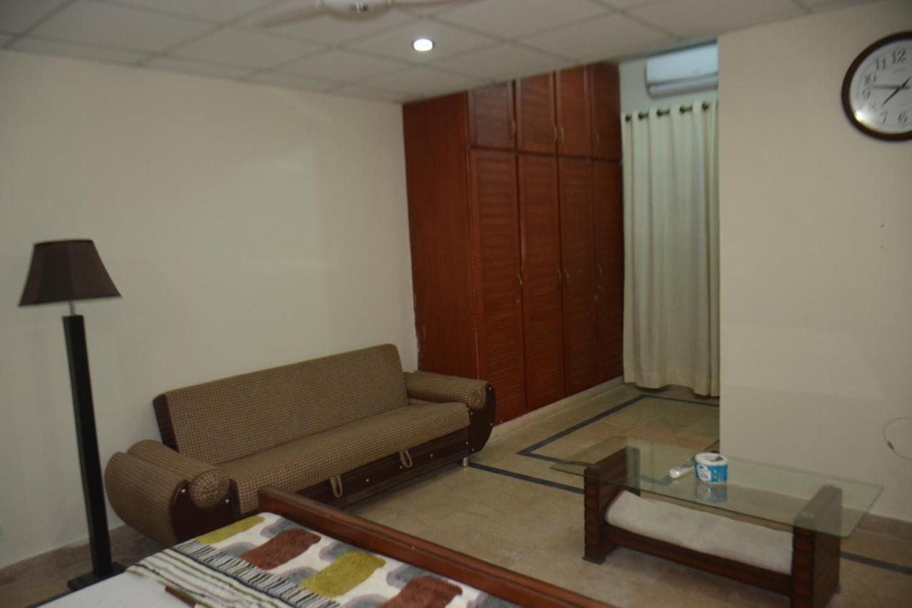 The Travelers Den Hotel Islamabad Bagian luar foto