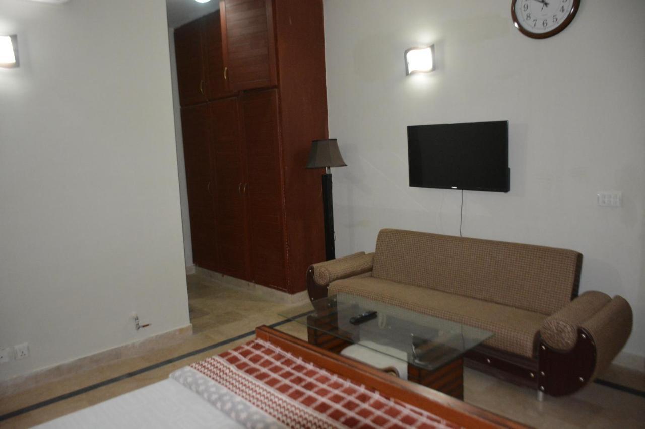 The Travelers Den Hotel Islamabad Bagian luar foto